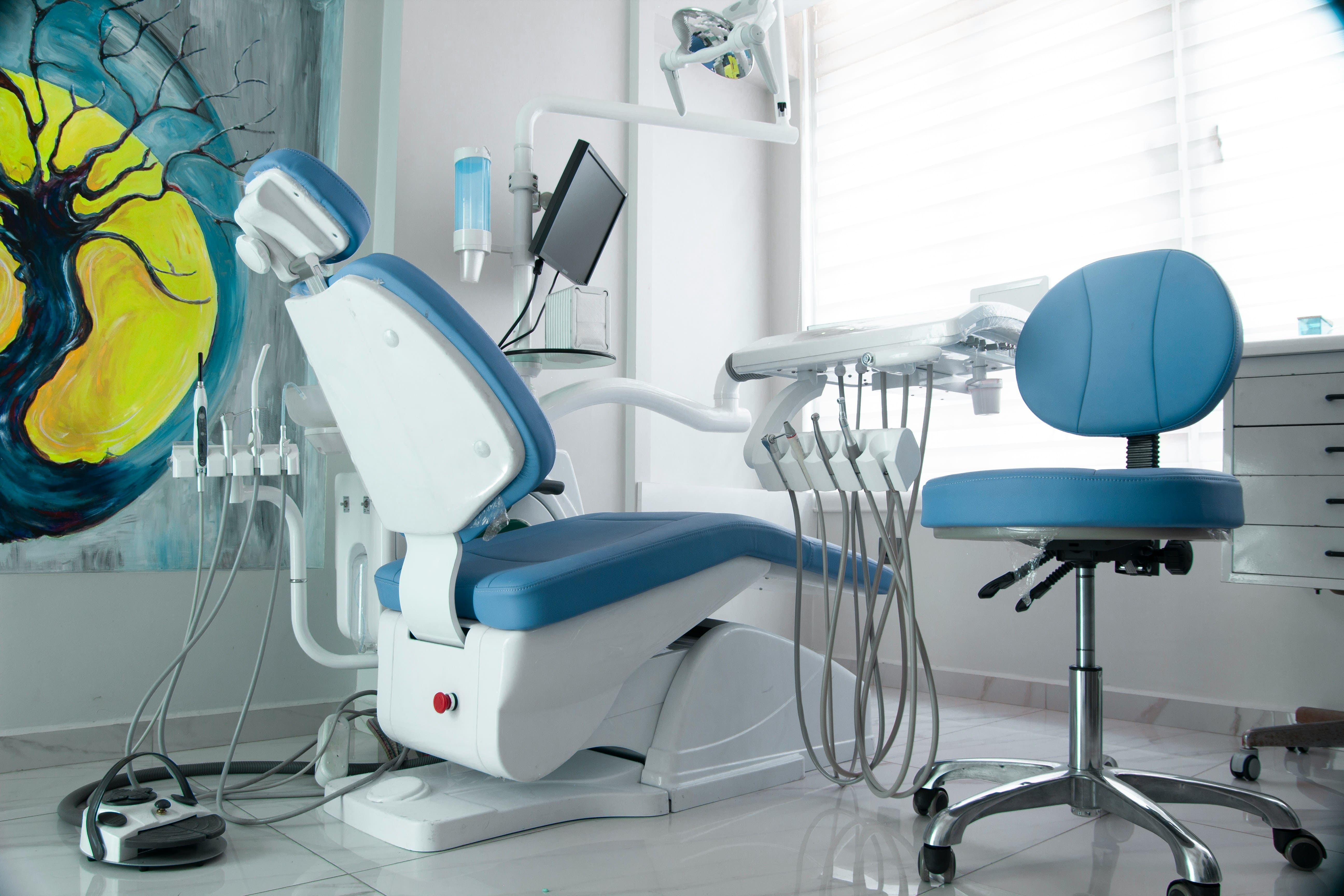 Consultorio con unidad dental azul