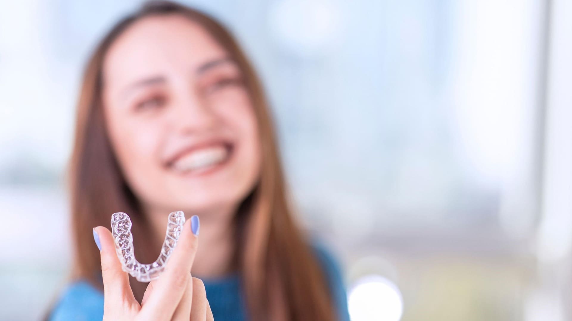 Paciente sonriendo con alineadores transparentes